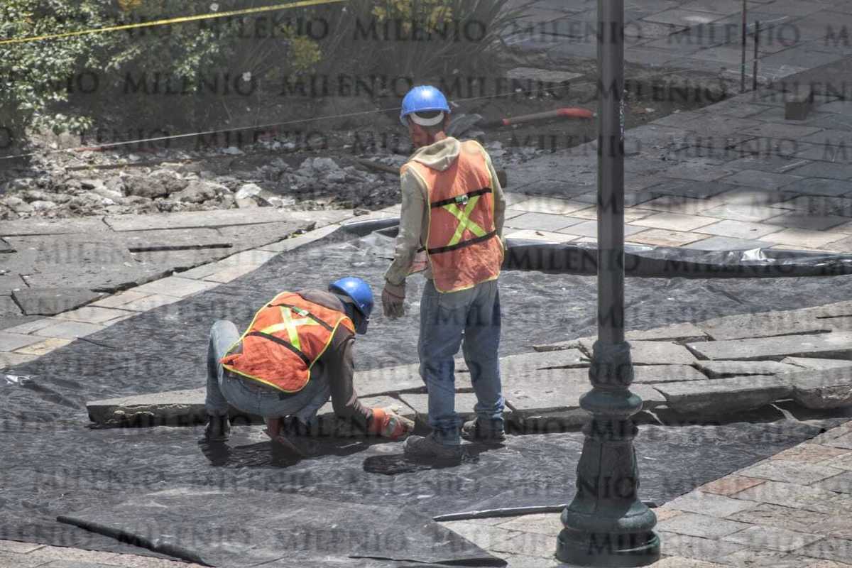 Retiro de lajas en el Zócalo de Puebla | Melanie Torres
