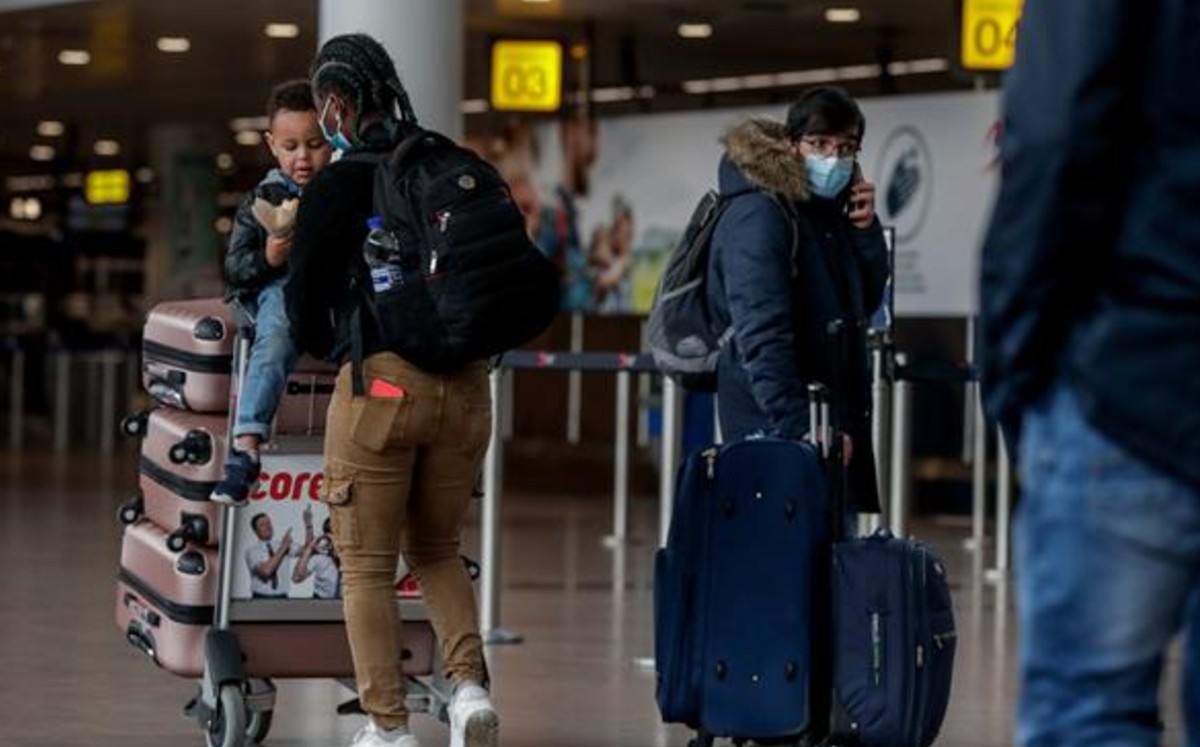 Un año de prisión para un pasajero que presentó una PCR falsificada en aeropuerto de Bruselas. (EFE)