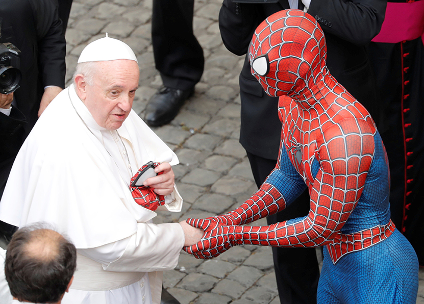 Durante la audiencia se presentó ante el Papa y le dio una máscara de Spider-Man. | Reuters