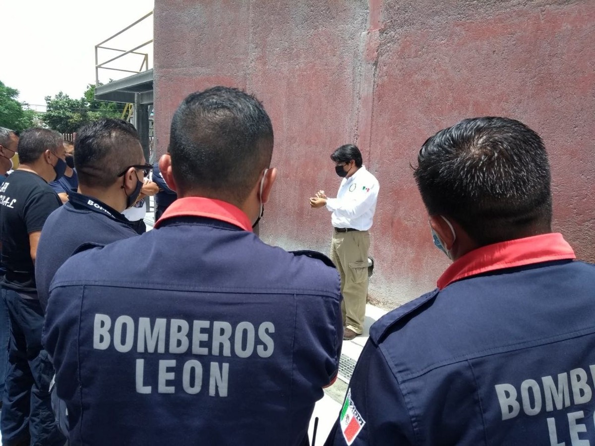 Capacitan a Bomberos de León/ Foto: Especial