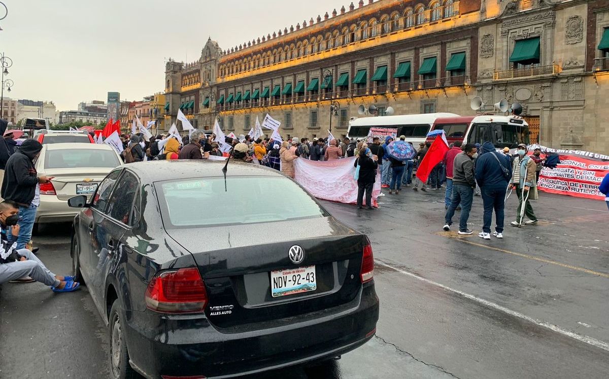 Maestros de la CNTE protestan frente a Palacio Nacional en CdMx- Grupo ...