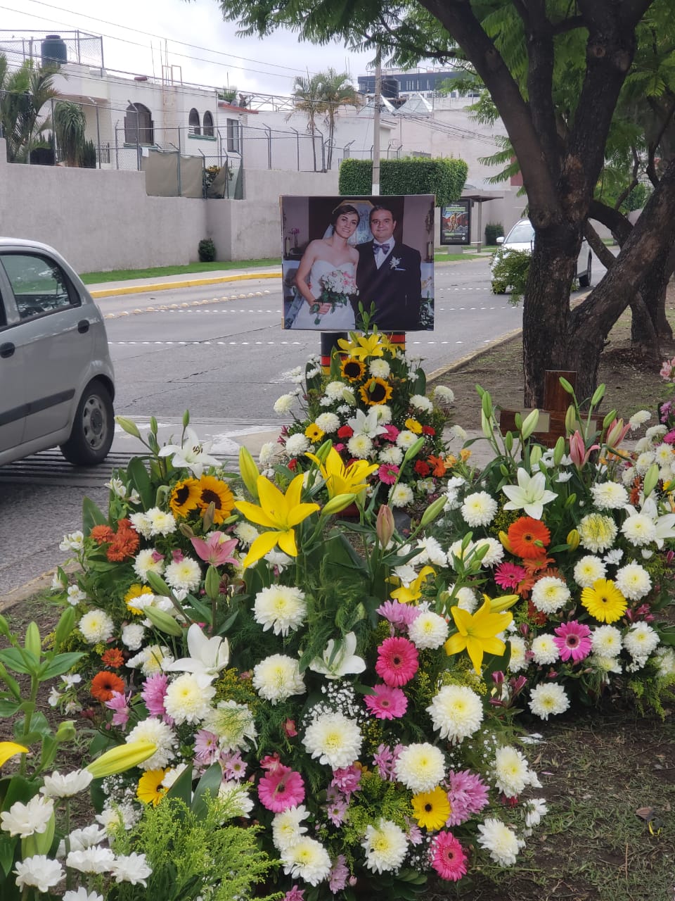 Colocaron 10 arreglos florales y dos fotografías de los recién casados. (Diana Barajas)