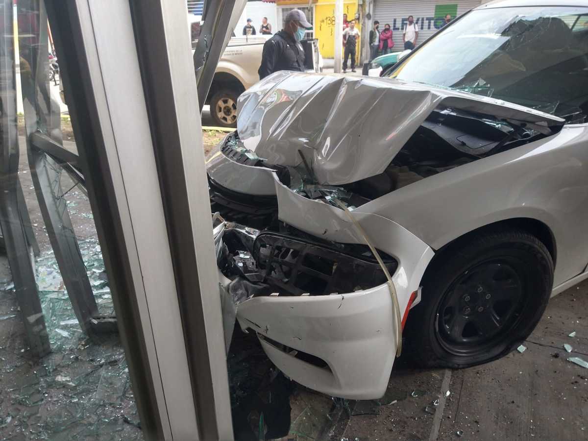 En CdMx, patrulla choca en medio de una persecución
