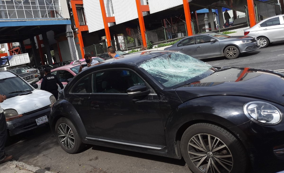 La estructura dañó dos autos en Calzada de Tlalpan. | Twitter @AntoPaz123321