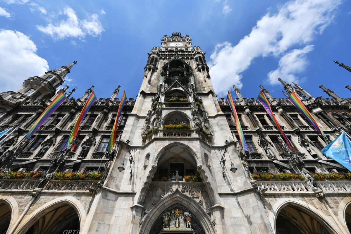 Lugares emblemáticos de  Alemania vistieron los colores  LGBT. (AFP)