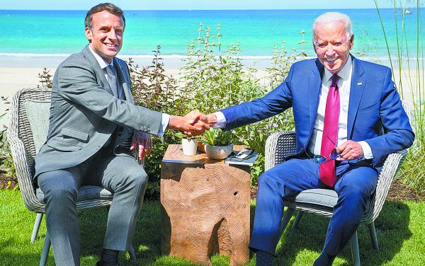 El presidente de EU, Joe Biden, y su homólogo francés, Emmanuel Macron, durante la cumbre del G7. Kevin Lamarque/Reuters
