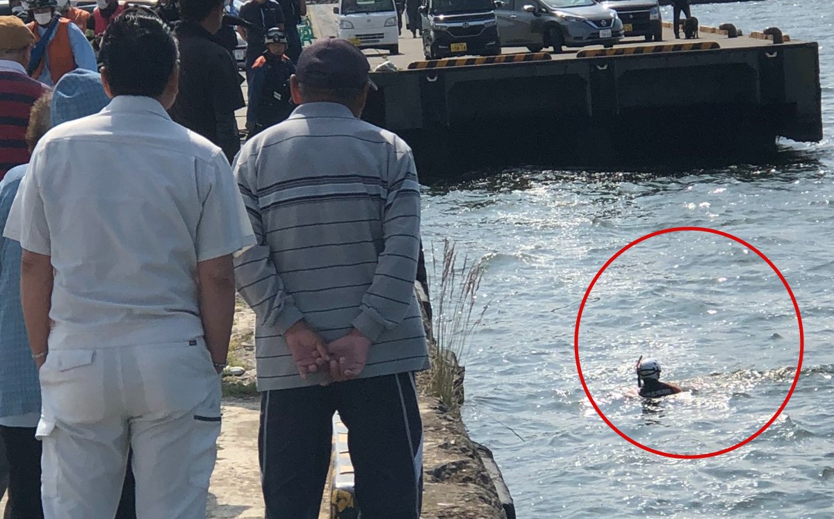 Rescatistas japoneses salvan del mar a muñeca inflable en operativo; pensaron que era mujer. (Especial)