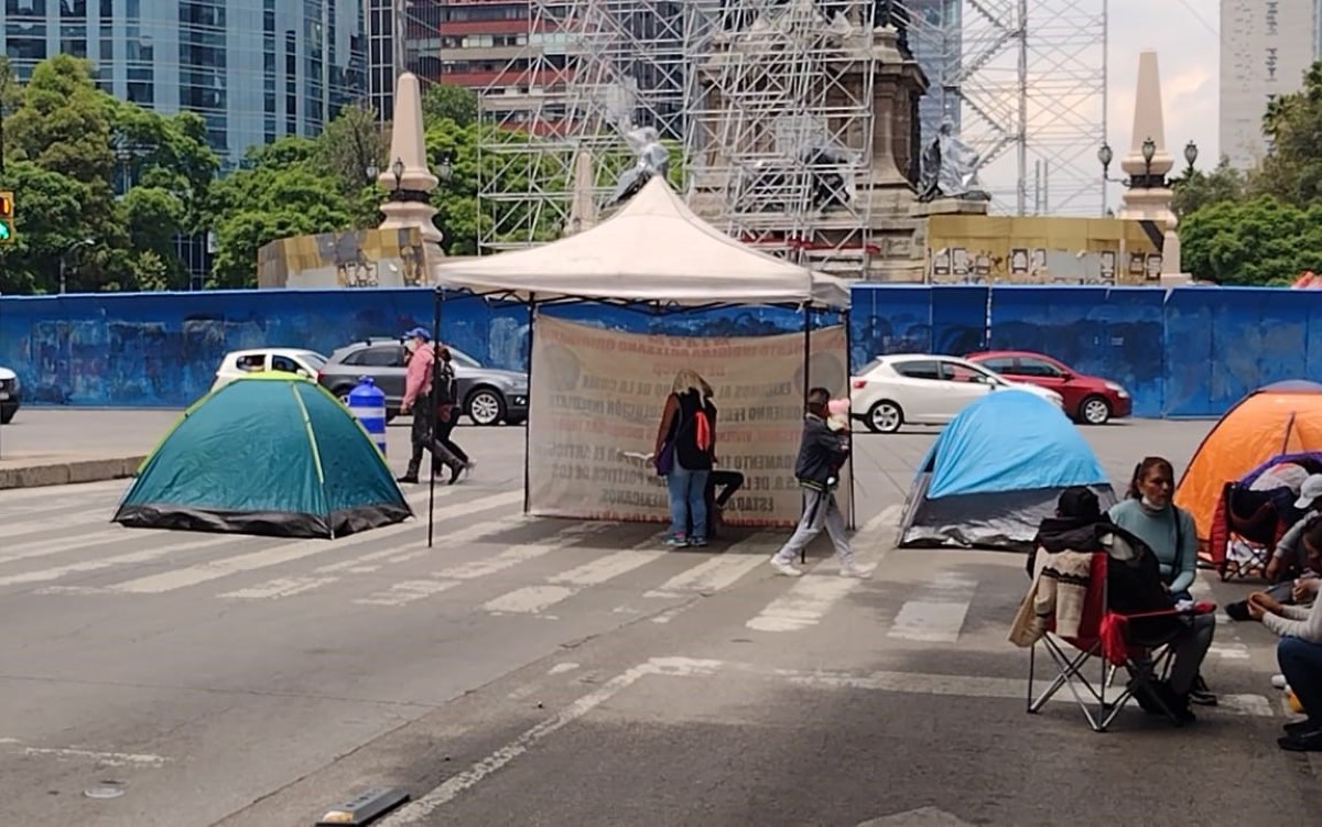 Los triquis colocaron casas de campaña en Paseo de la Reforma. | César Velázquez
