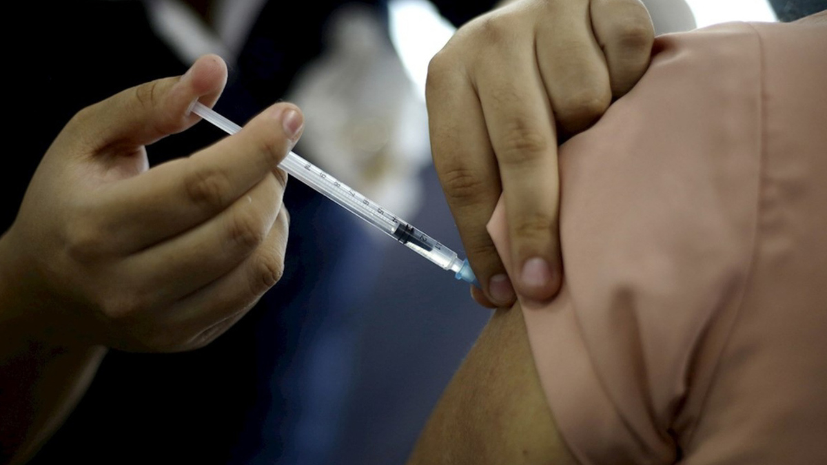 Vacunas anticovid de AstraZeneca y Pfizer son eficaces