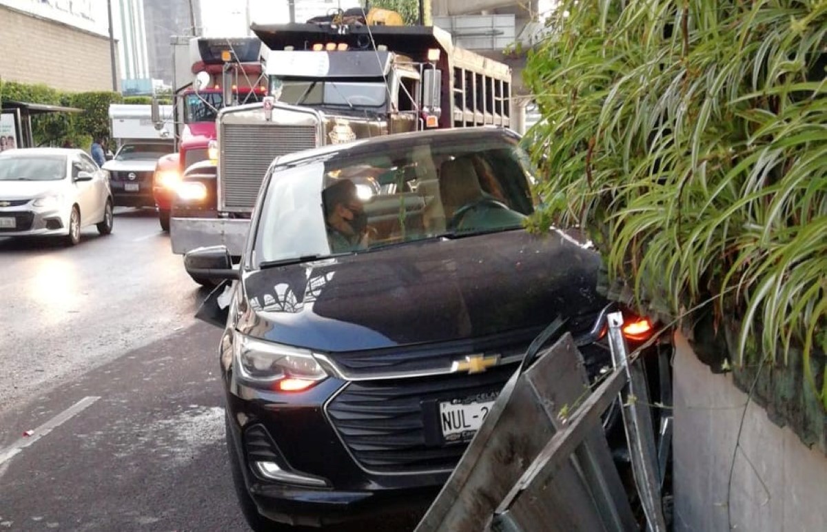 El accidente ocurrió en Periférico, a la altura de San Antonio. | Enrique Luna