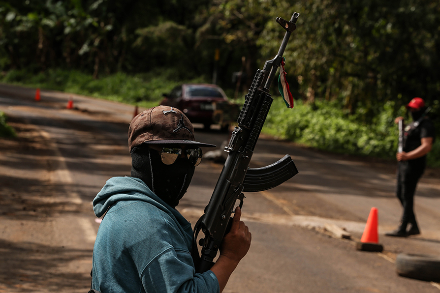 Las autodefensas están armadas con pistolas tipo escuadra y rifles de asalto AR-15 y AK-47. | Octavio Hoyos