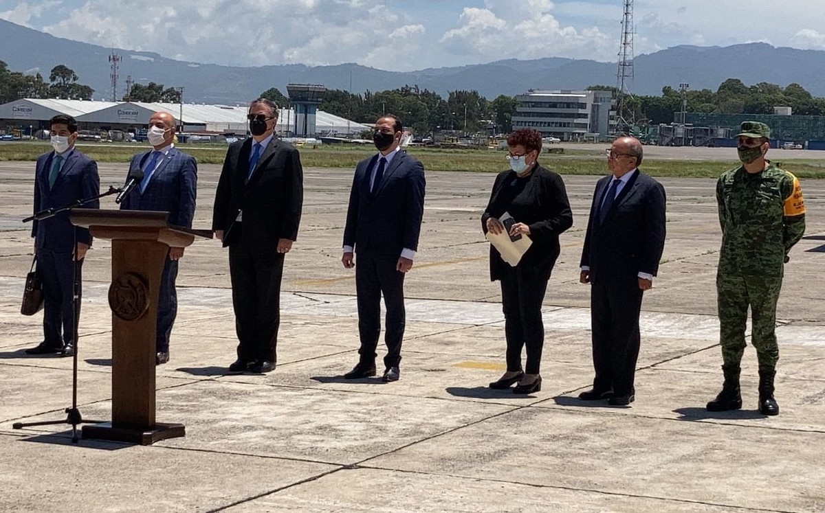 Ebrard acudió a Guatemala a entregar la donación de vacunas anticovid. | Twitter