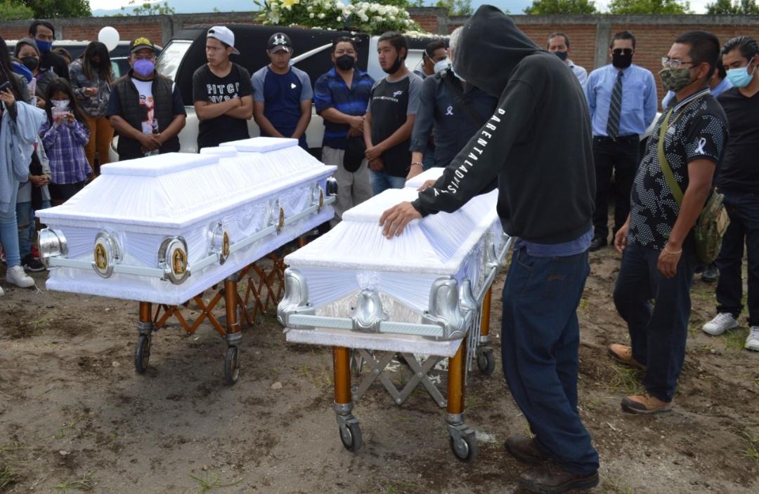 Familiares y amigos dan el último adiós a Ian y Carlos | Agencia Enfoque