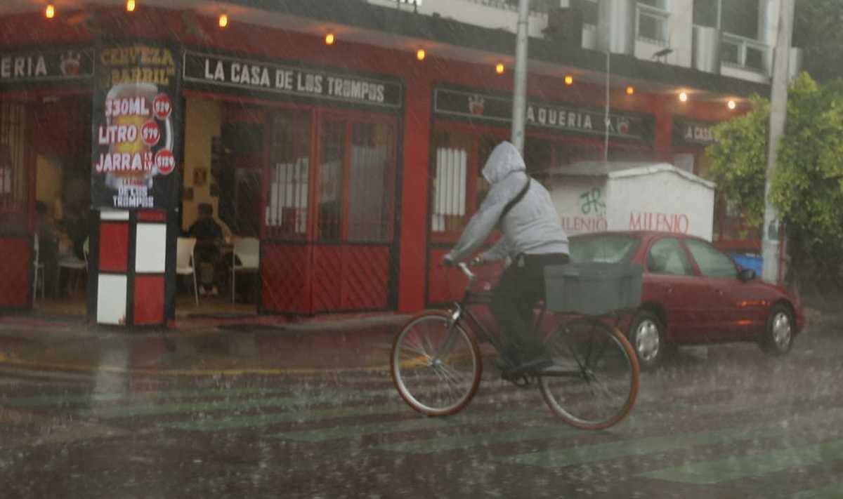 La lluvia afectó distintas vialidades | Javier Ríos