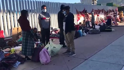 Migrantes abarrotan frontera de Tijuana en busca de cruzar a EU