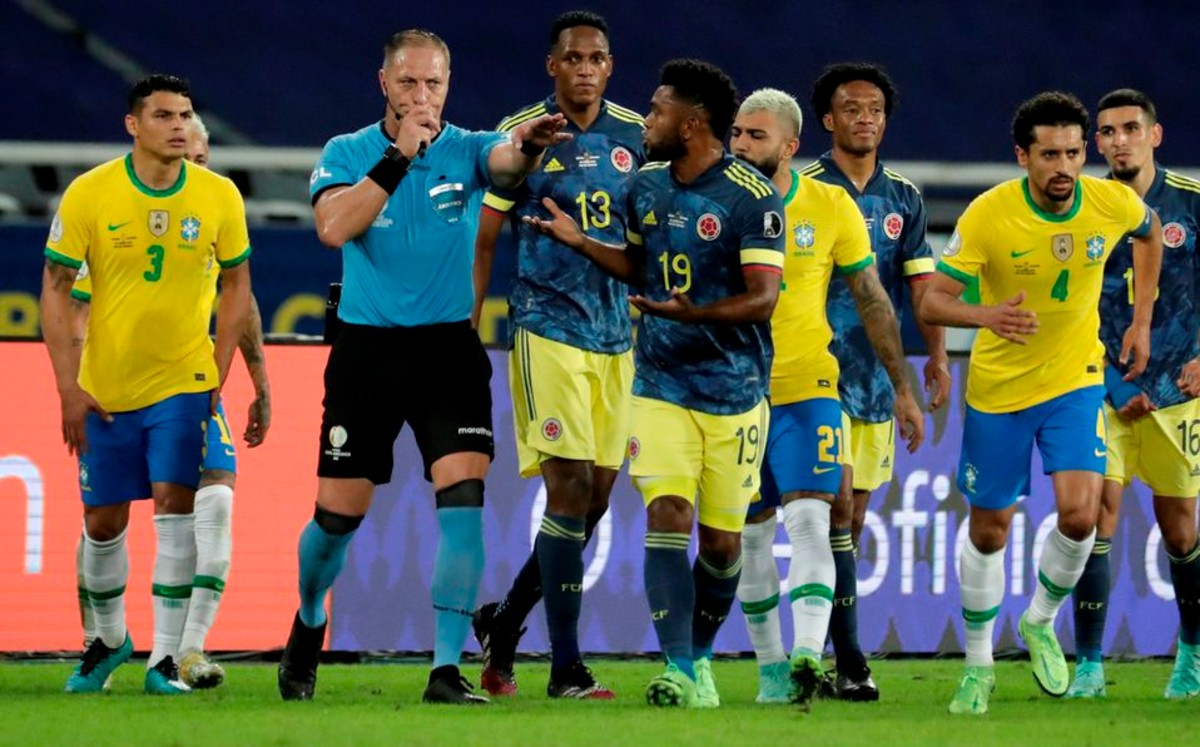 Néstor Pitana valida gol de Roberto Firmino en Brasil vs Colombia (EFE)