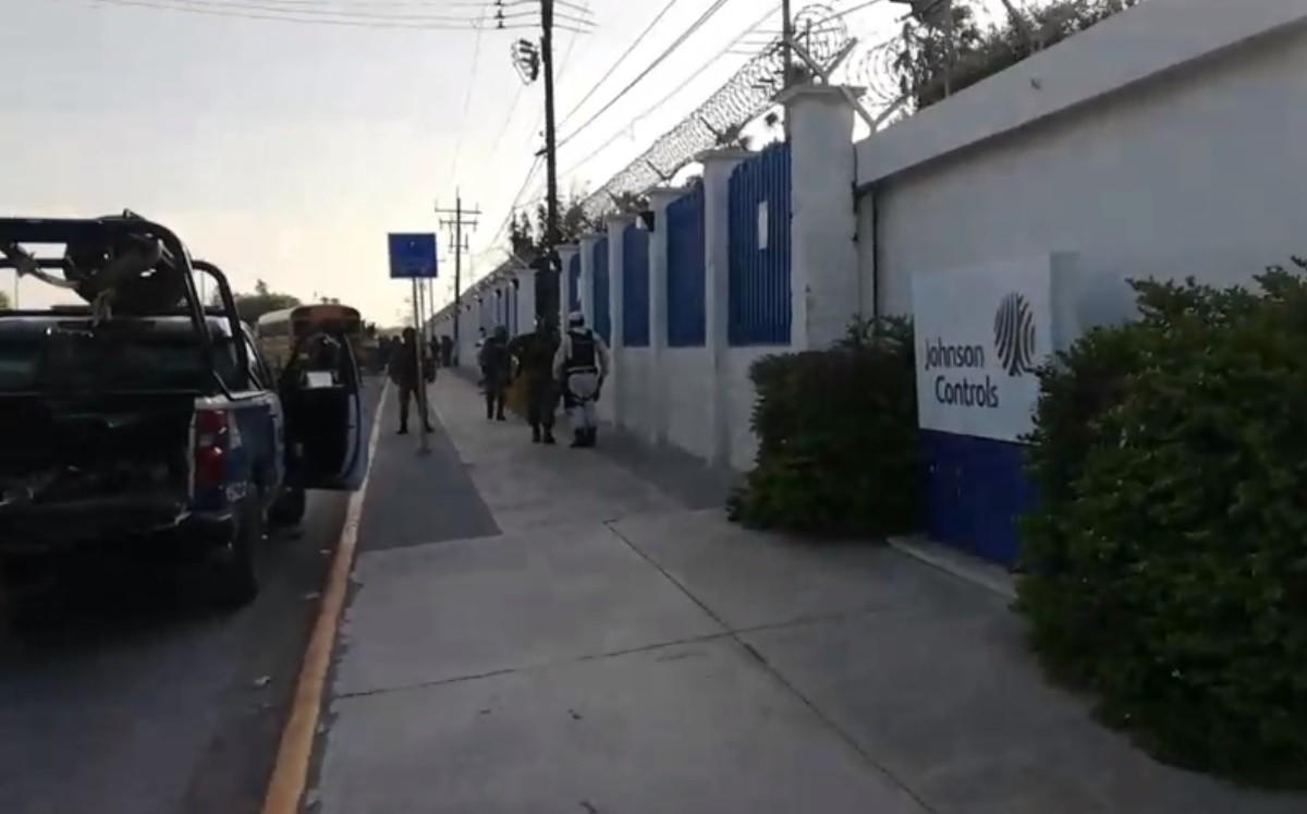 Policía de Tamaulipas revisa maquiladora de Reynosa por reporte de ingreso de hombres armados. (Telediario Reynosa)