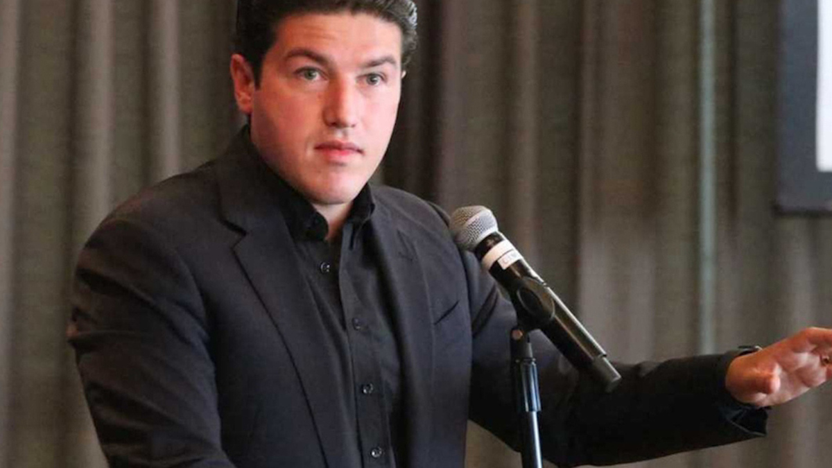 Samuel García libra multa por calumnia contra Adrián de la Garza