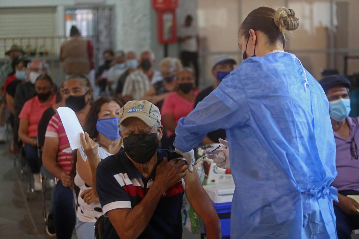 Sobrevivientes de coronavirus en Jalisco acuden a  vacunarse. (Fernando Carranza)