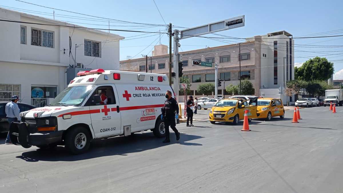 El taxista terminó con una herida grande en el cráneo tras el accidente. (Milenio Digital)