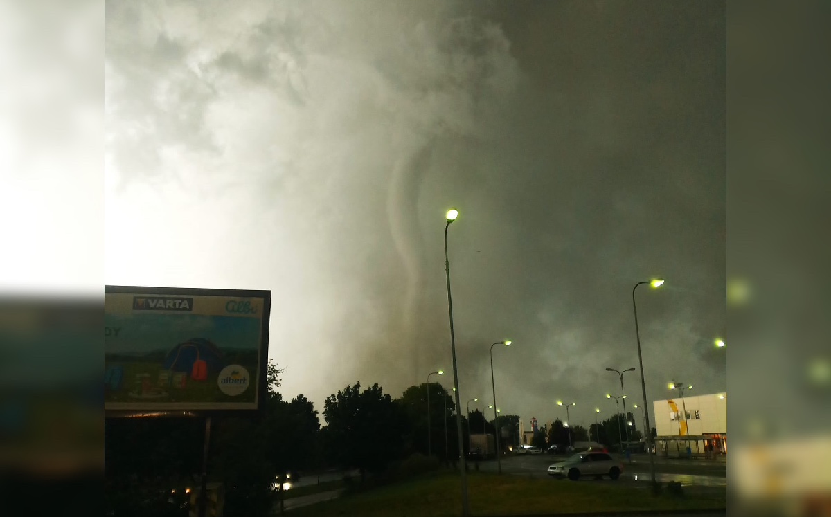 El tornado fue captado por habitantes de los poblados en la República Checa. (Twitter @FlipHorky)