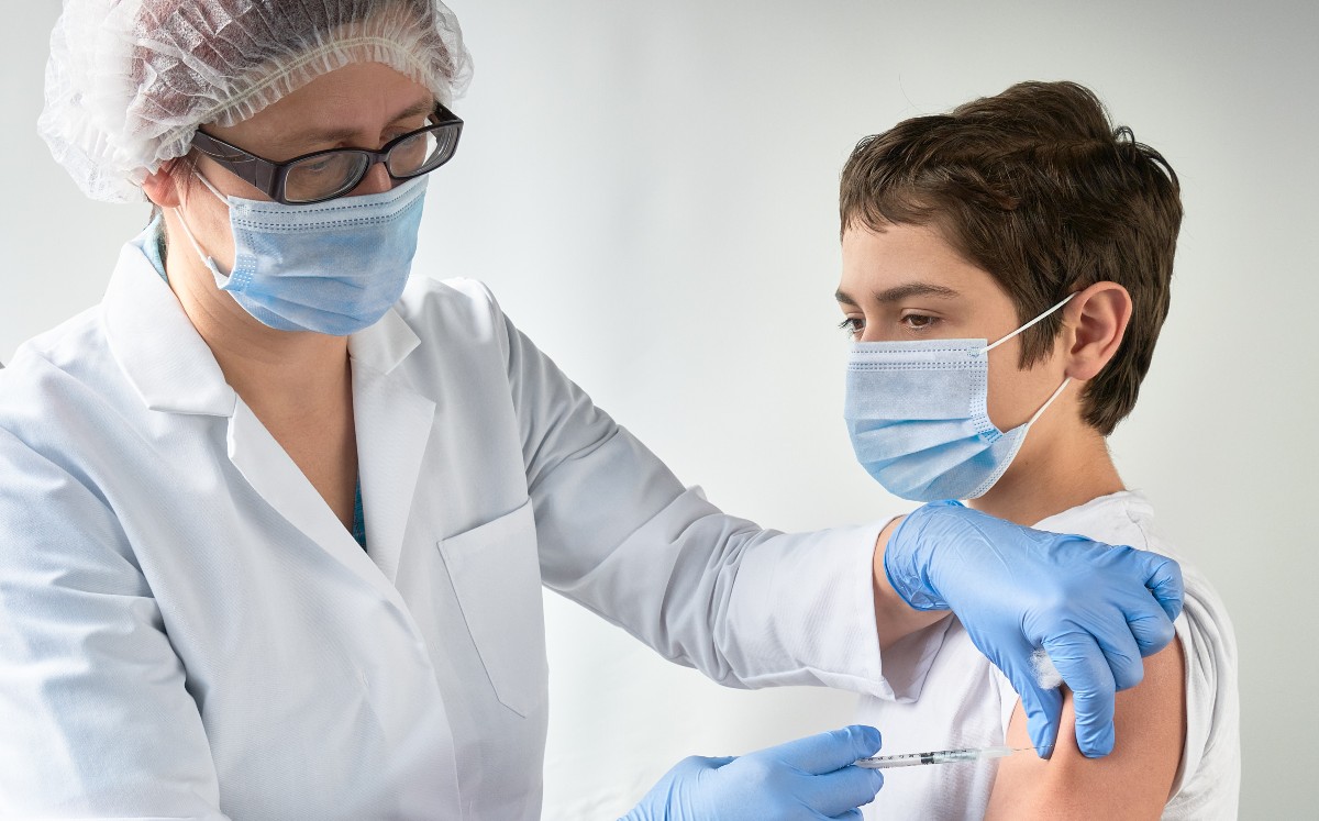 La vacuna Pfizer fue aprobada este jueves para aplicarse en niños mayores de 12 años en México | Shutterstock