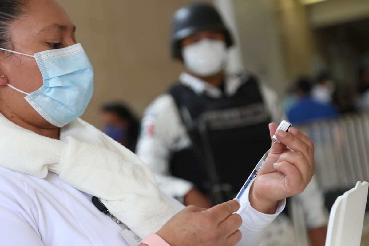 Aplicación de segunda dosis de la vacuna contra covid-19 en el Hospital del ISSSTE de Pachuca. (Jorge Sánchez)