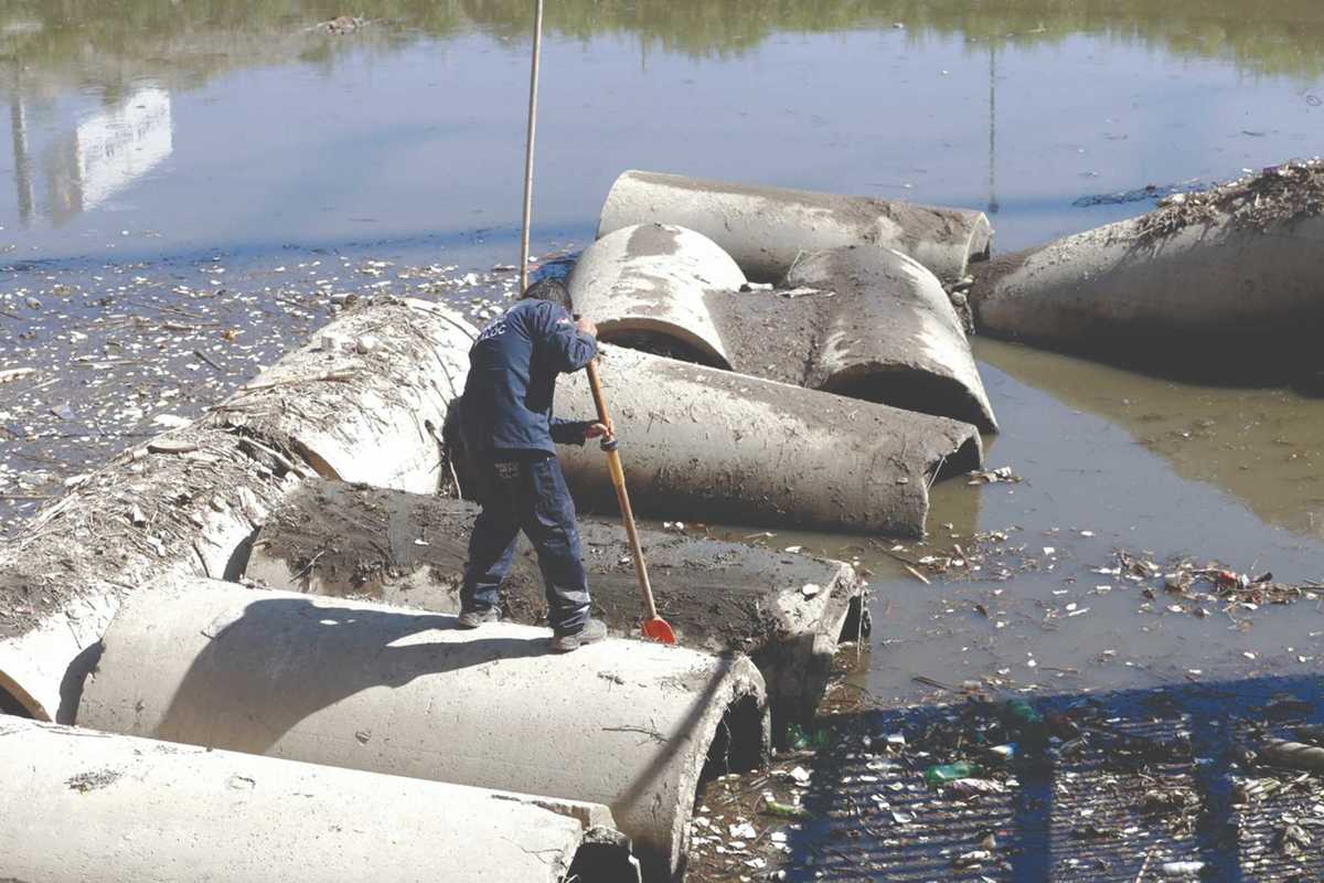 Su trabajo consiste en limpiar los alcantarillados y cárcamos. Fotos: Iván Carmona