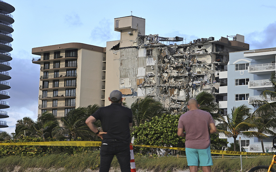 Al menos 80 dotaciones de bomberos y equipos de rescate trabajan en el lugar del incidente. | Reuters