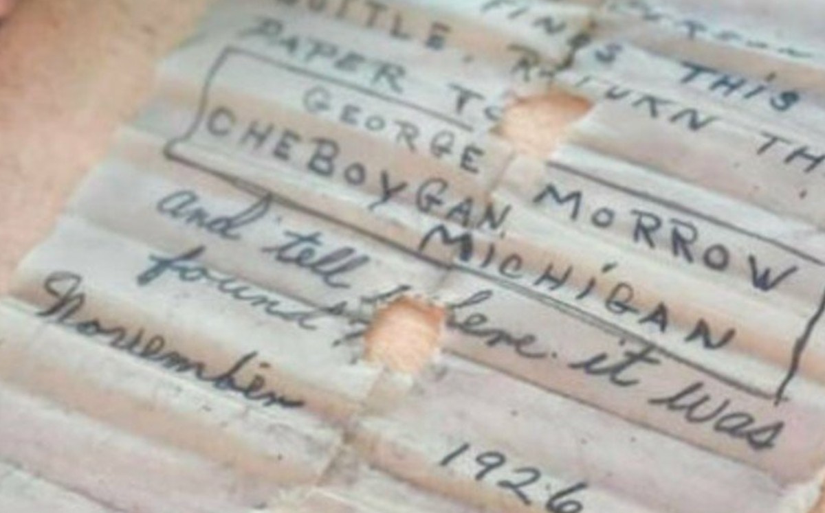 Encuentran una botella con un mensaje de 1926; mujer halla a familia de quien la escribió. (Especial)