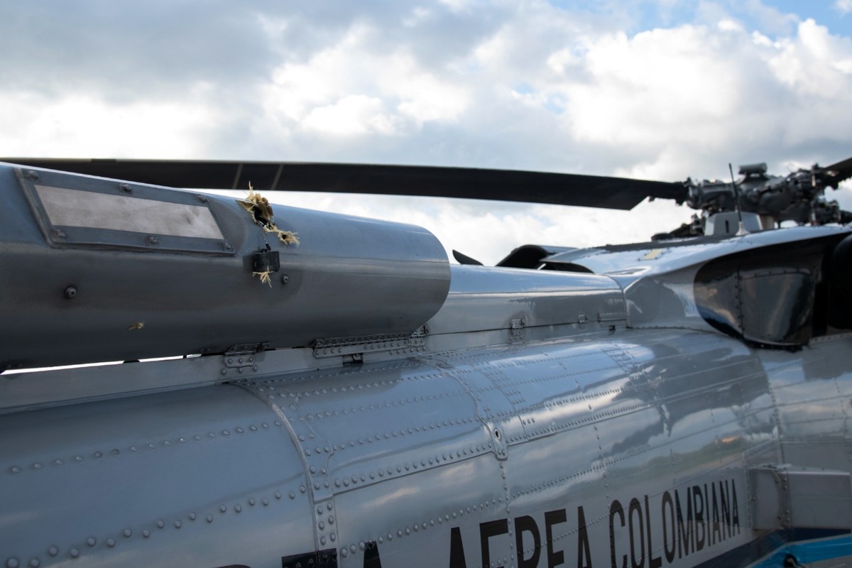El helicóptero de la Fuerza Aérea Colombiana resistió a los embates de plomo. (AP)