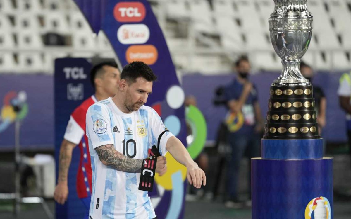 Lionel Messi, junto al trofeo de la Copa América (AP)
