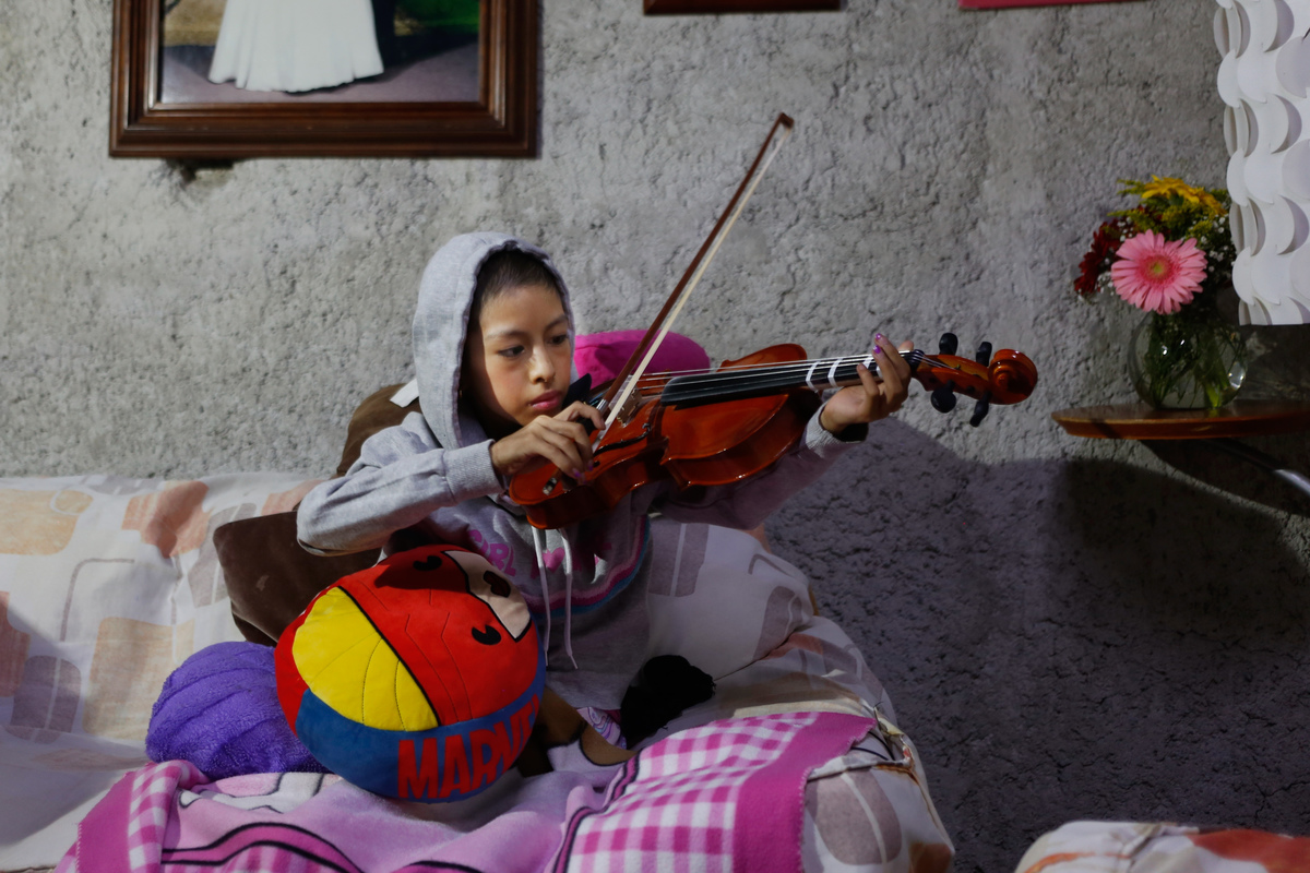 Madison Camila Salazar Mandujano, de 12 años, toma posición con el violín. (AP)