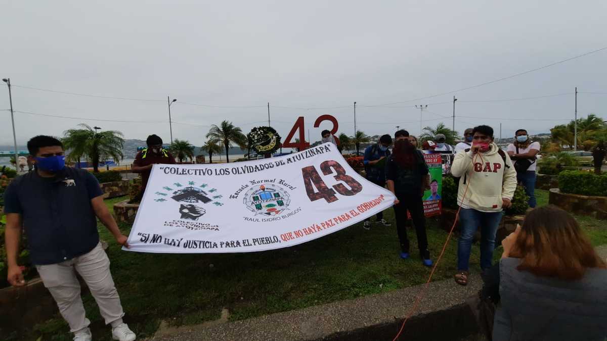 Marcharon hasta el antimonumento de los 43 normalistas. (Javier Trujillo)
