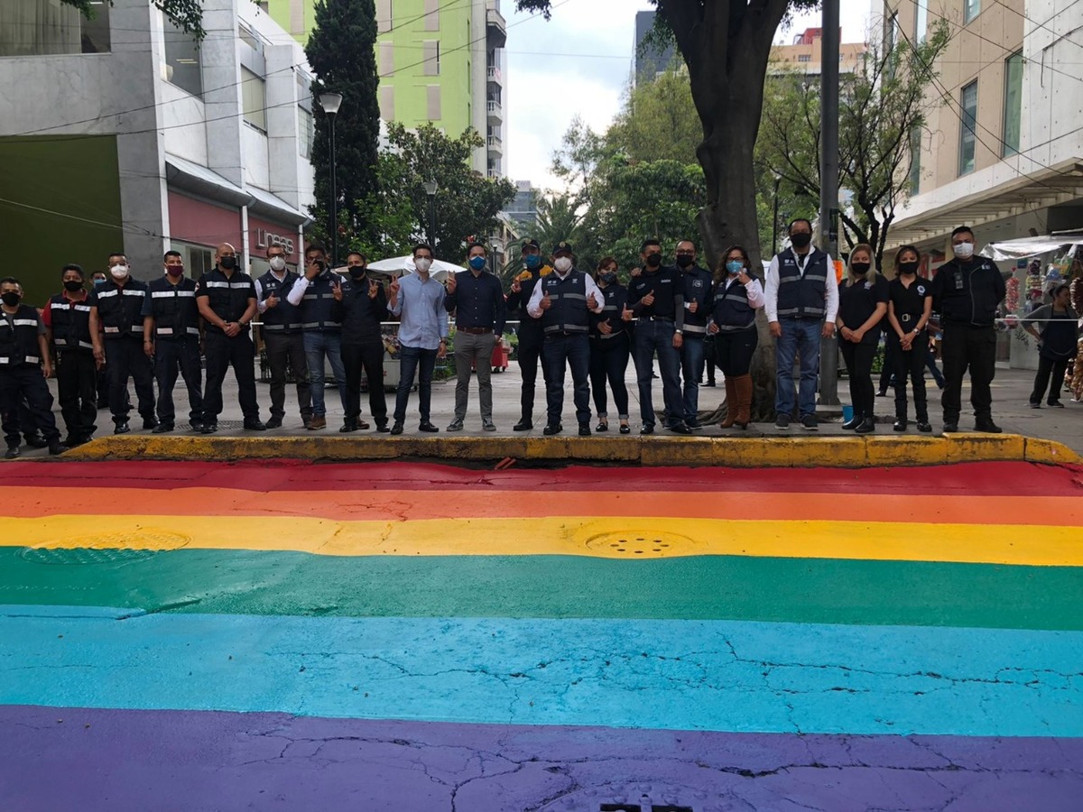 La SSC de CdMx volvió a pintar el cruce de las calles Liverpool y Génova en antesala a la marcha LGBT. (Especial)
