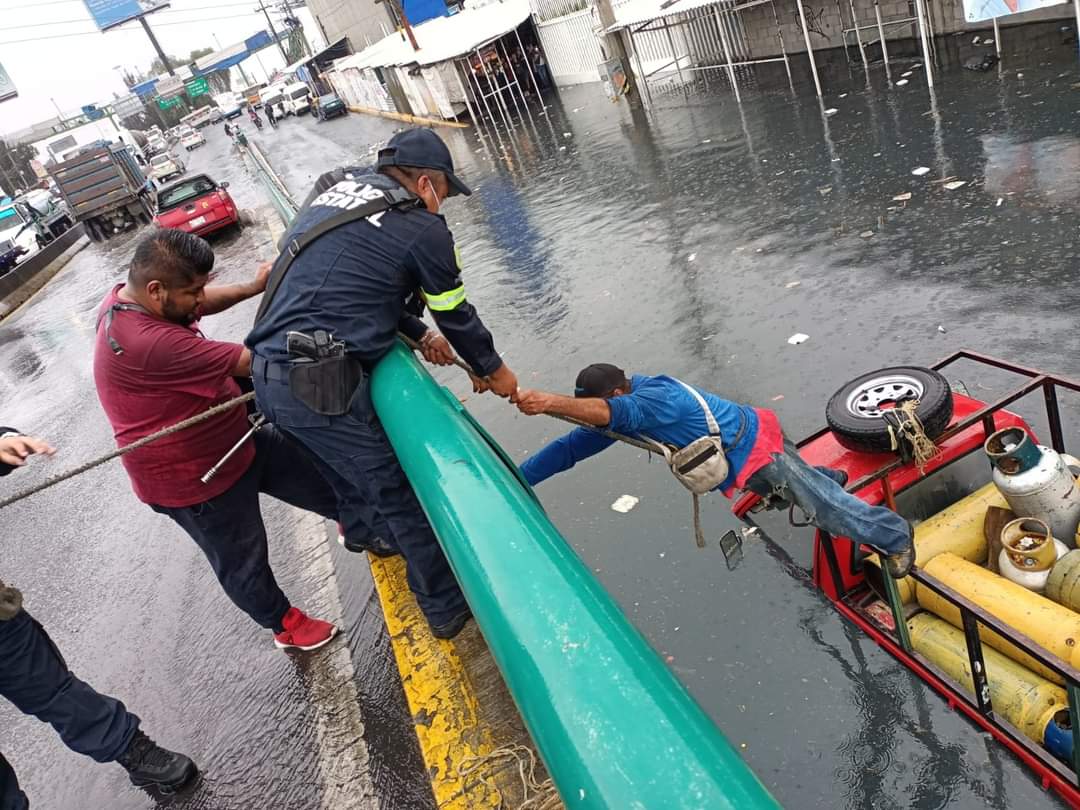 Vecinos salieron de sus casas y comenzaron a destapar las coladeras.