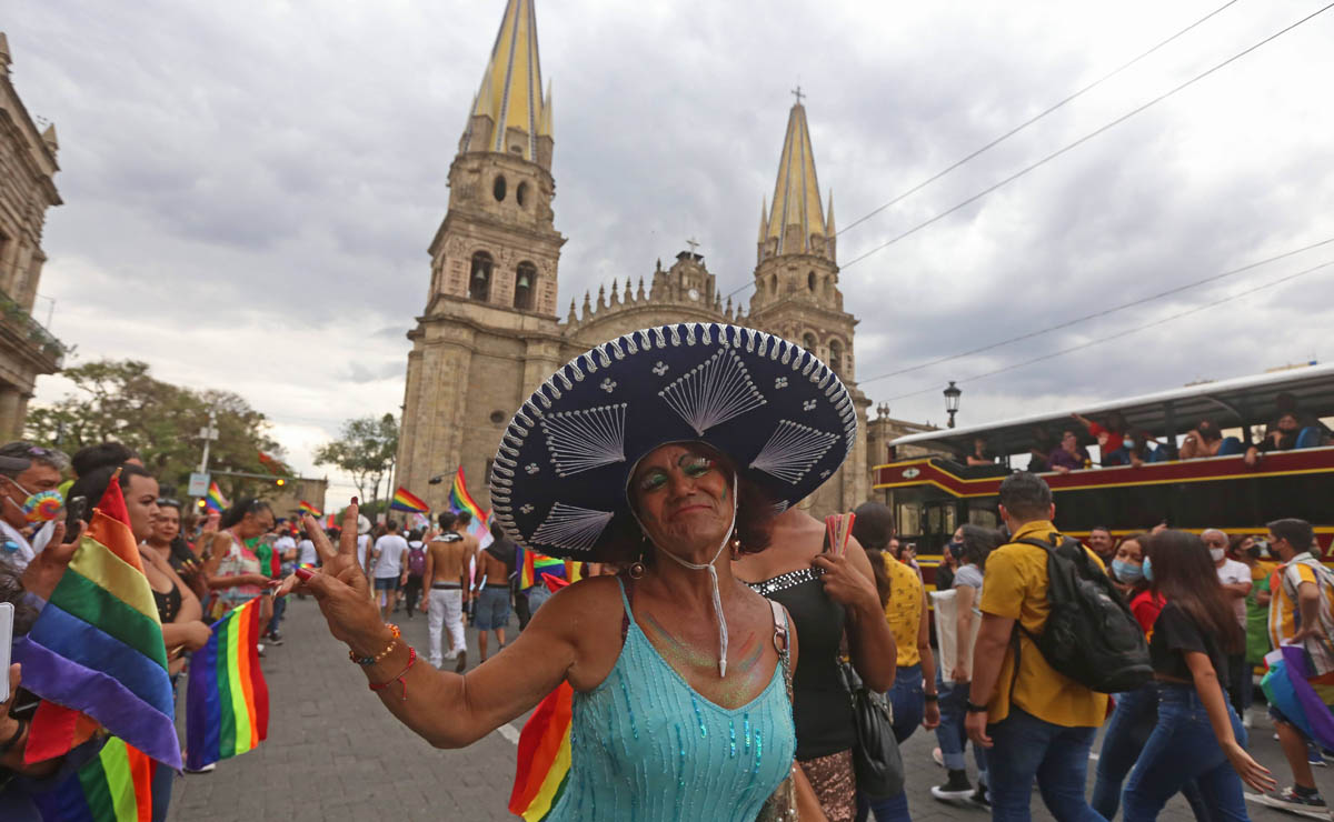 Comunidad LGBTTTIQ realiza marcha del orgullo en Guadalajara (Fernando Carranza)