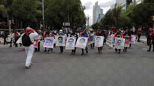 Familiares de los 43 normalistas de Ayotzinapa realizan marcha