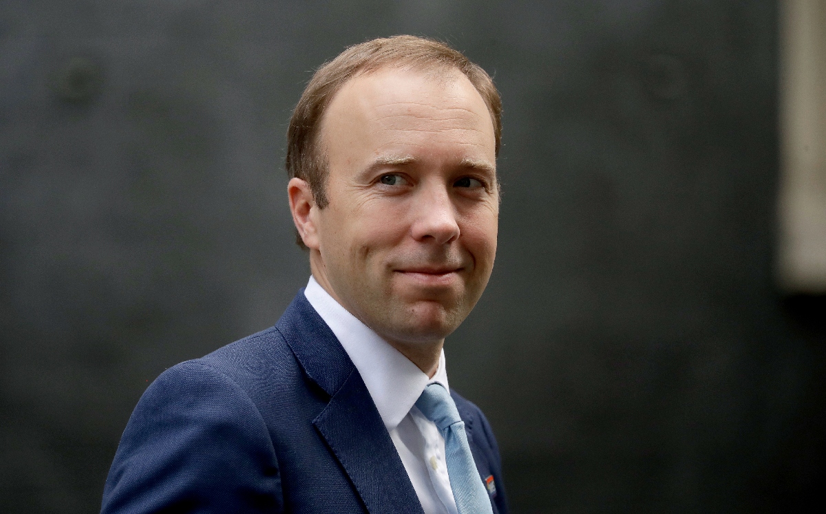 Matt Hancock, ex ministro de Salud del Reino Unido, saliendo de Downing Street. (AP)
