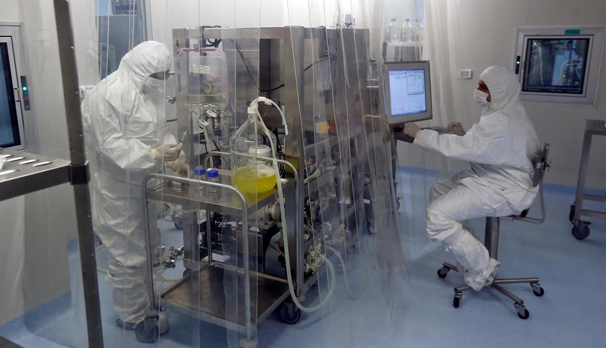 Pfizer y BioNTech realizan pruebas de efectividad de su vacuna en menores de 12 años. (EFE)