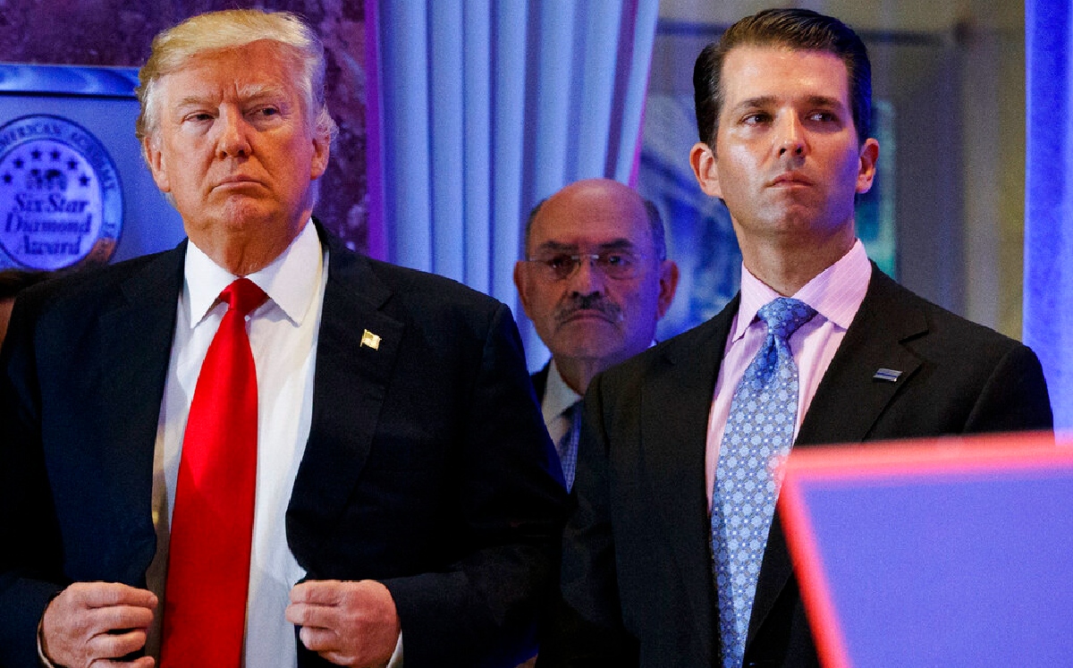 El ex presidente Trump, su director de finanzas Allen Weisselberg y su hijo Donald Trump Jr. (AP)