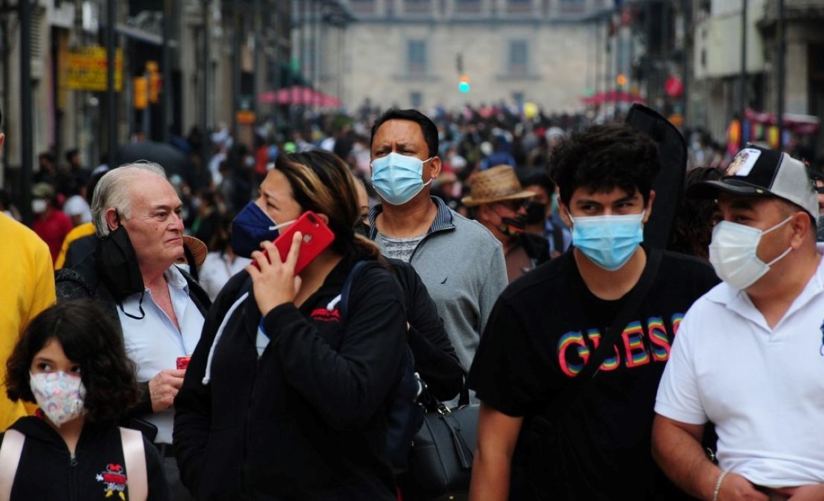El quitarse el cubrebocas en espacios públicos podría ocasionar el síndrome de cara vacía. | Cuartoscuro
