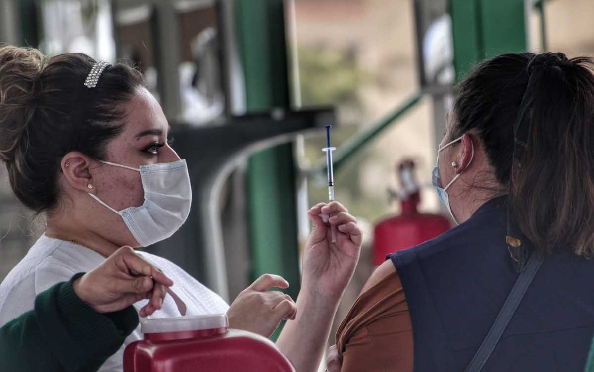 Vacunación en IMSS San José. (Melanie Torres)