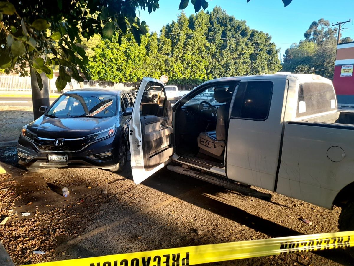 En el lugar del ataque se encontraron tres vehículos, el oficial se encontraba al interior de una de ellas. (Especial)