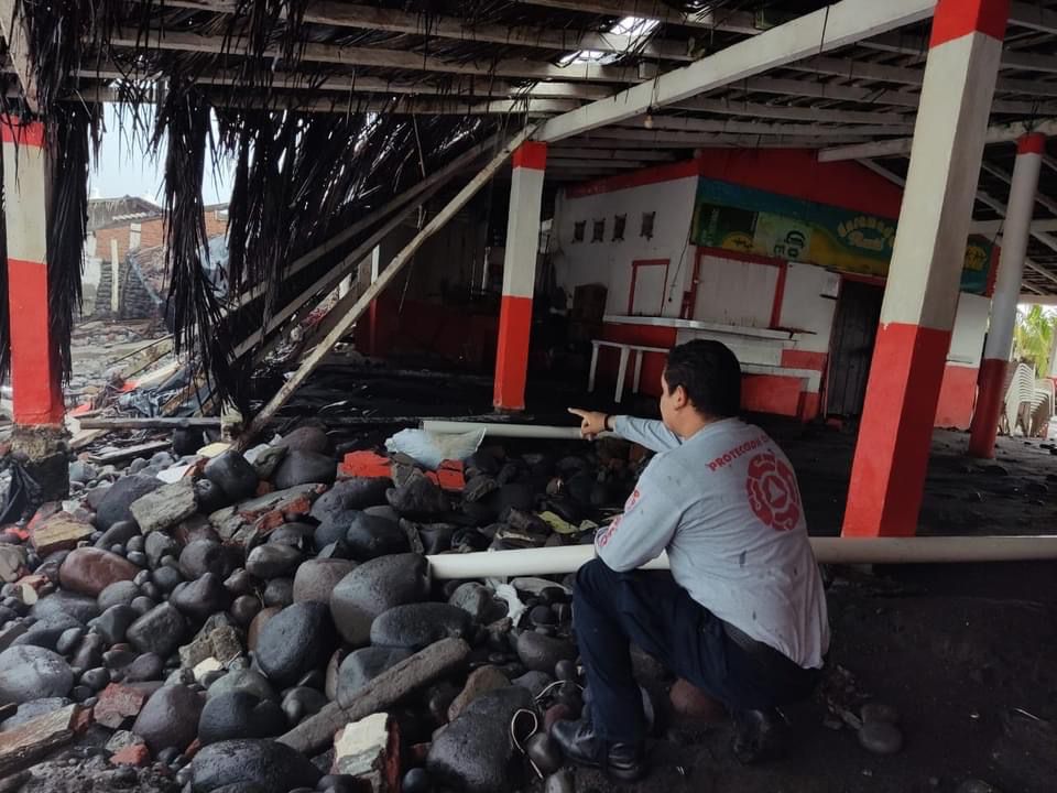 Las autoridades evalúan los daños por el paso del huracán 'Enrique' en Colima. (Especial)