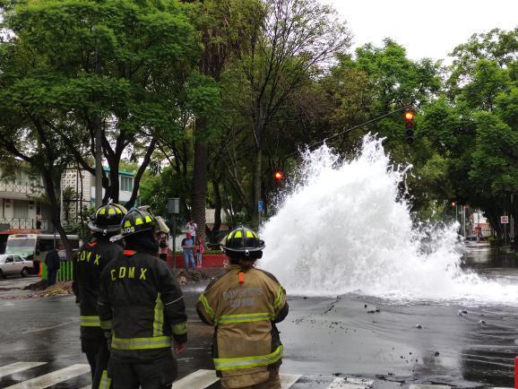 Bomberos atienden la mega fuga que se registró en la Ciudad de México. (Miguel Lara)