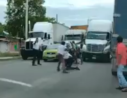 Elementos de transito  fueron fuertemente agredidos por traileros. (Isabel Zamudio)