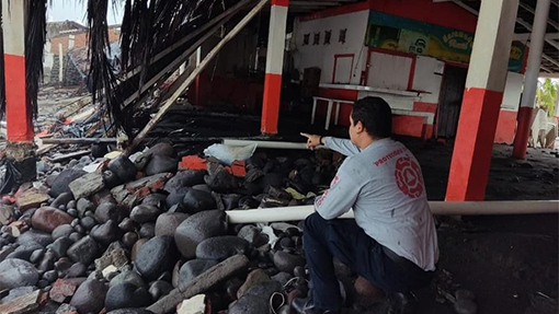 Intenso oleaje por huracán 'Enrique' deja daños en costas de Colima