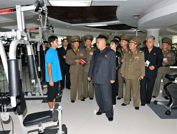 Kim Jong Un visitando un gimnasio con su esposa, Ri Sol Ju. | Foto de Rodong Sinmun publicada por North Korea Leadership Watch
