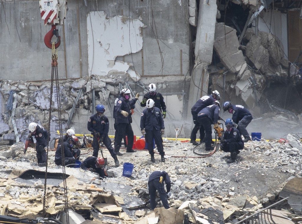 Las labores de rescate tras el desplome del edificio en Miami-Dade llevan varios días. | AFP
